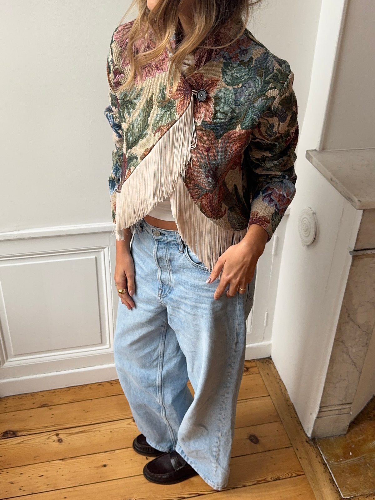 Veste courte upcyclée à fleurs et franges