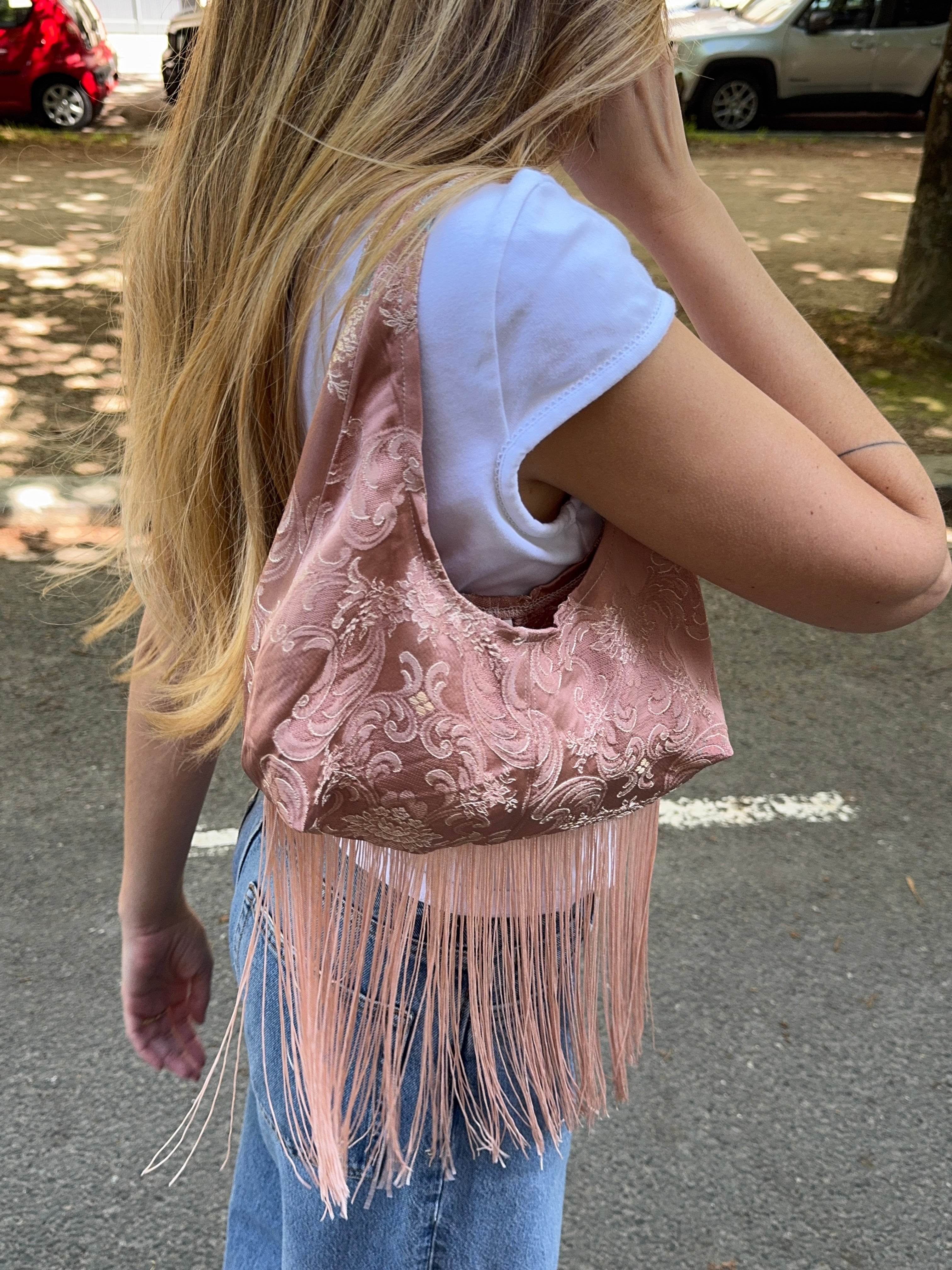 Sac upcyclé satiné rosé à motifs et franges vintage - petit