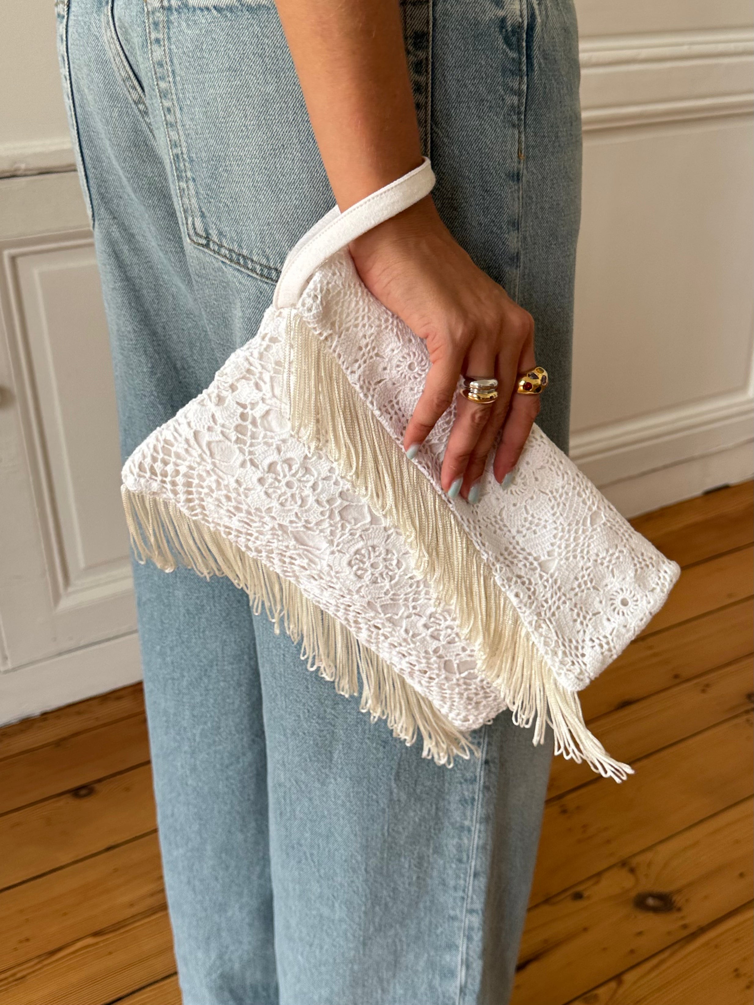 Pochette upcyclée blanche et franges