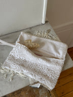 Pochette upcyclée blanche et franges