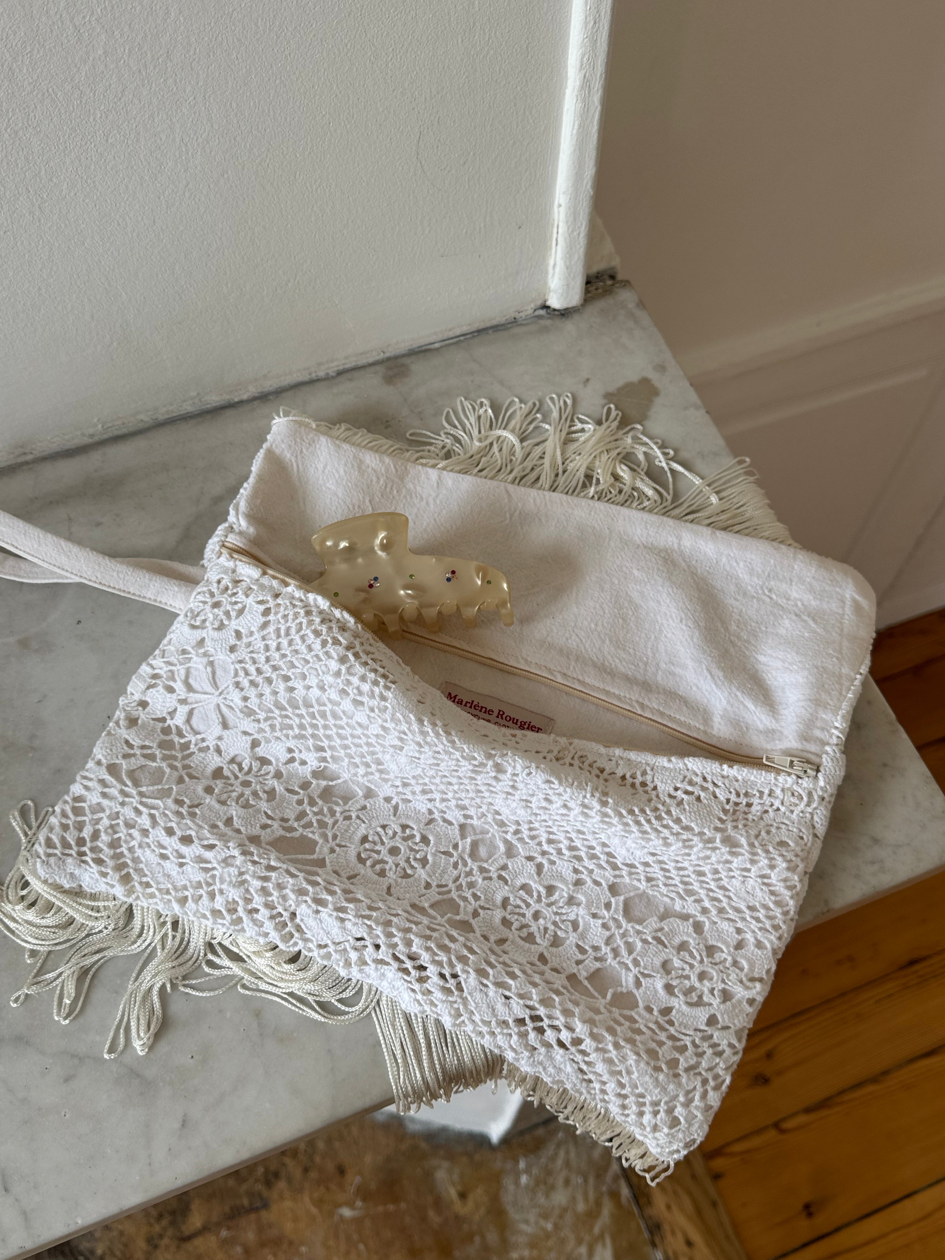 Pochette upcyclée blanche et franges