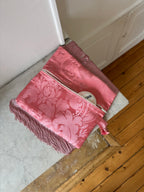 Pochette upcyclée satinée rose et franges
