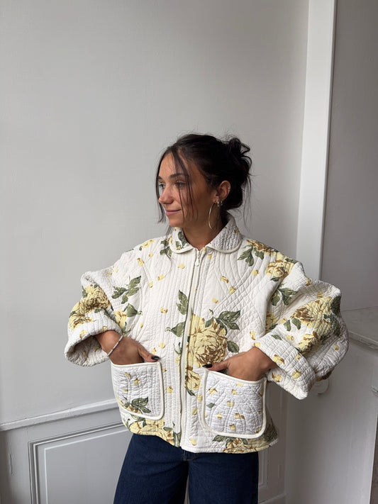 Veste upcyclée matelassée blanche à fleurs jaunes