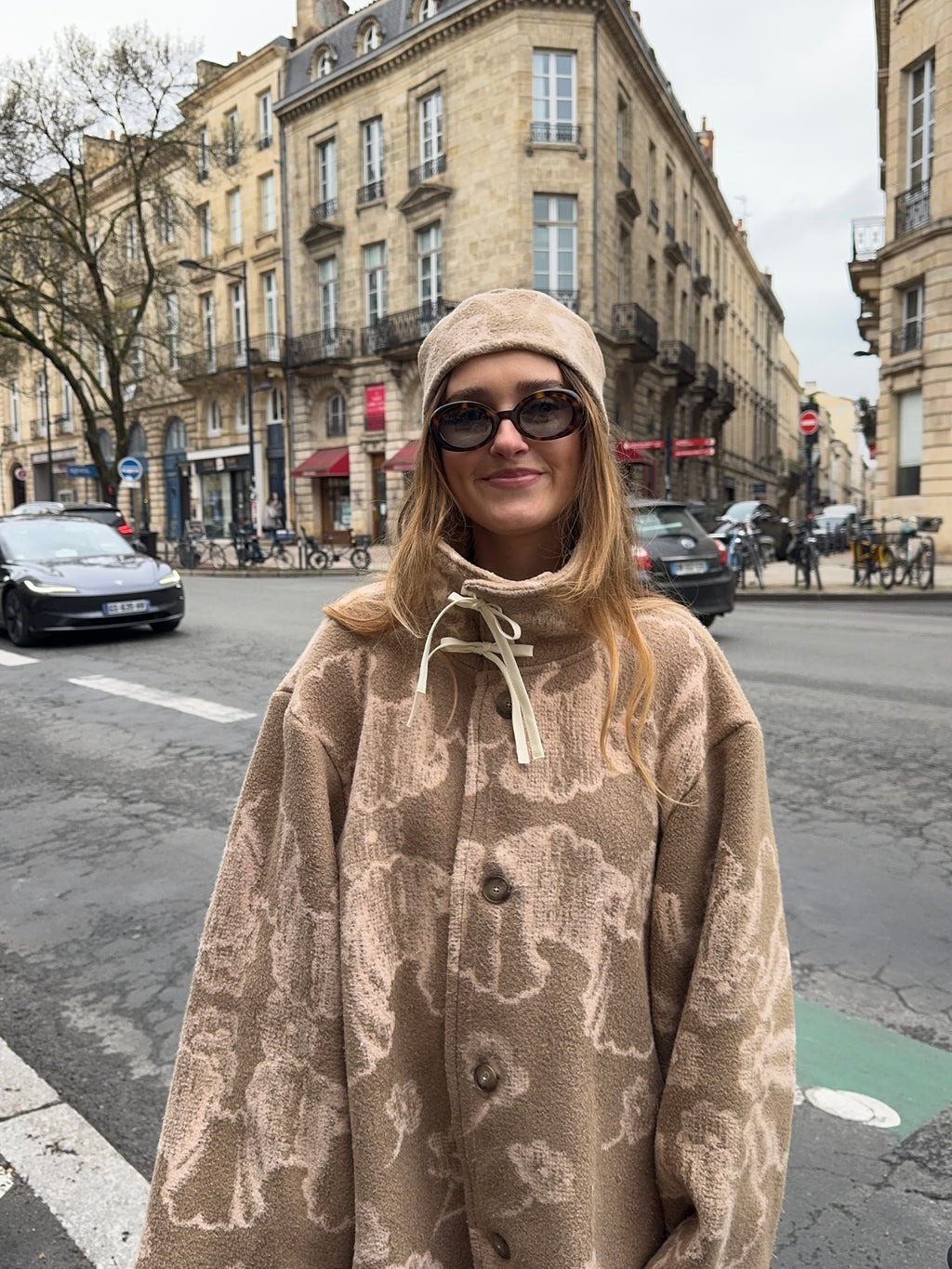 Chapeau upcyclé laine marron clair à motifs vintage