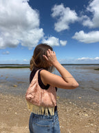 Sac upcyclé satiné rose à motifs et franges vintage - petit