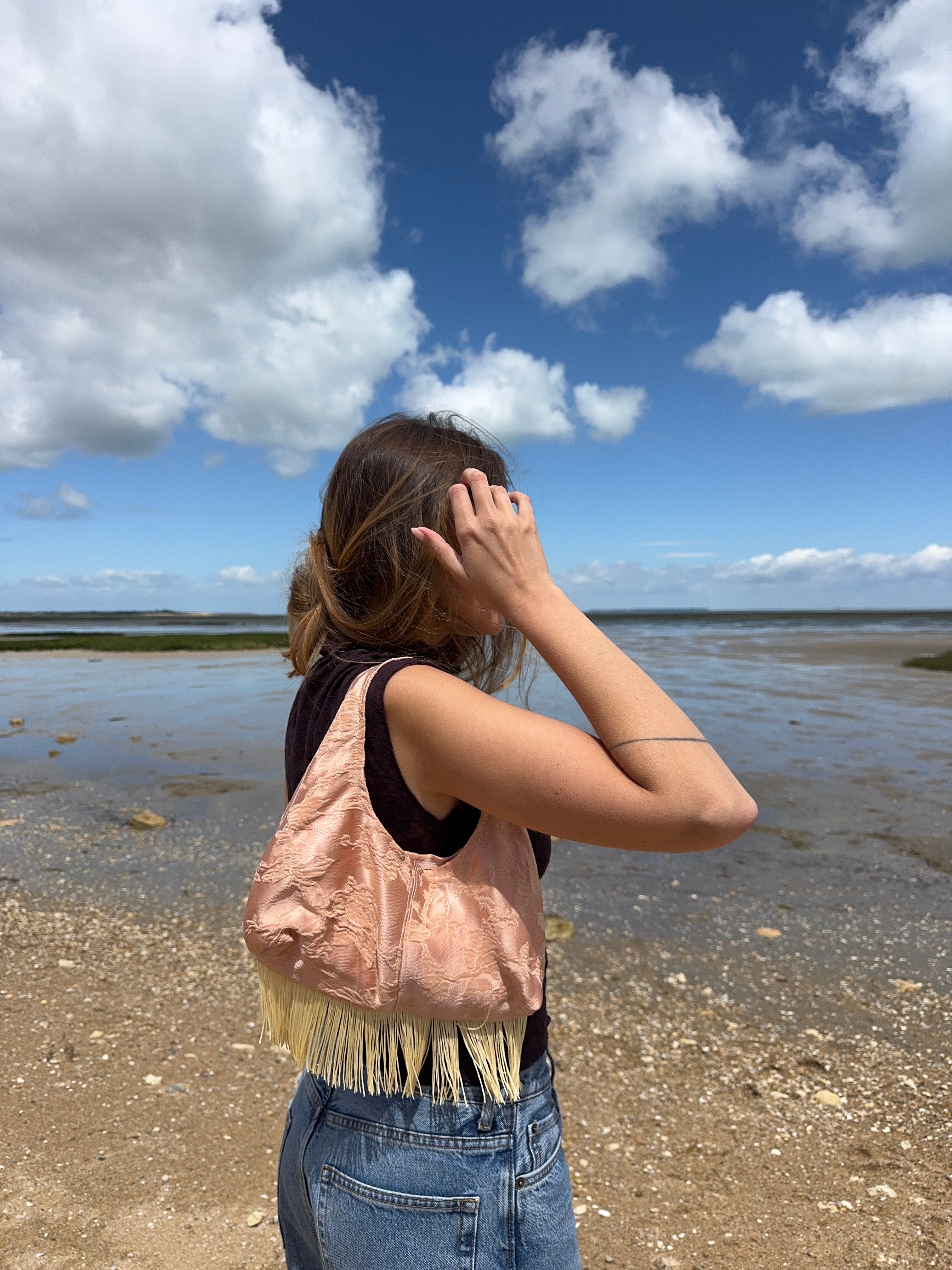 Sac upcyclé satiné rose à motifs et franges vintage - petit