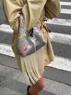 Sac satiné bleu à motifs et franges