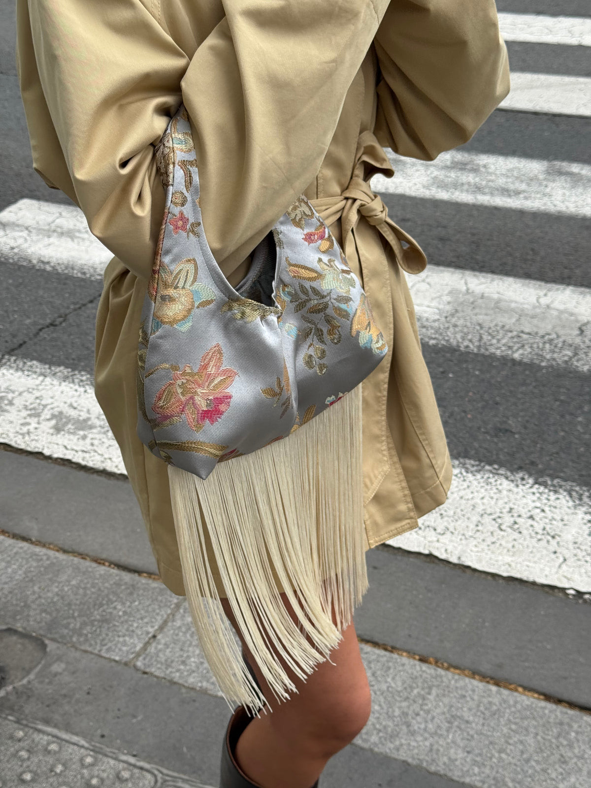 Sac satiné bleu à motifs et franges
