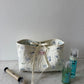 Trousse upcyclée matelassée blanche à motif bleu
