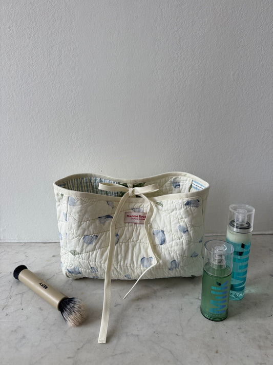 Trousse upcyclée matelassée blanche à motif bleu
