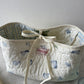Trousse upcyclée matelassée blanche à motif bleu
