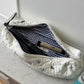 Trousse upcyclée matelassée blanche à motif bleu