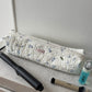 Trousse upcyclée matelassée blanche à motif bleu