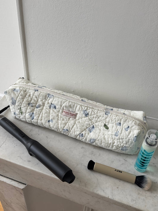 Trousse upcyclée matelassée blanche à motif bleu