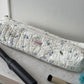 Trousse upcyclée matelassée blanche à motif bleu