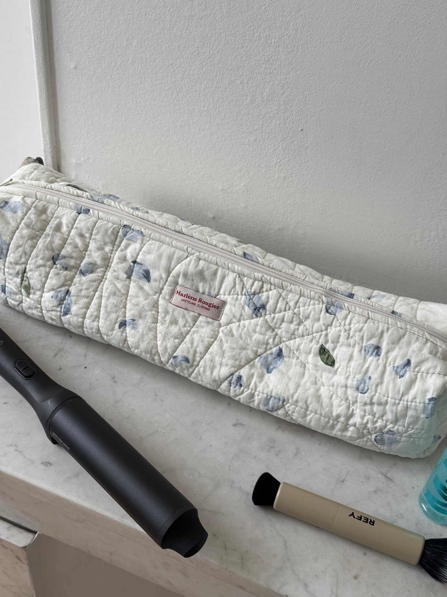 Trousse upcyclée matelassée blanche à motif bleu