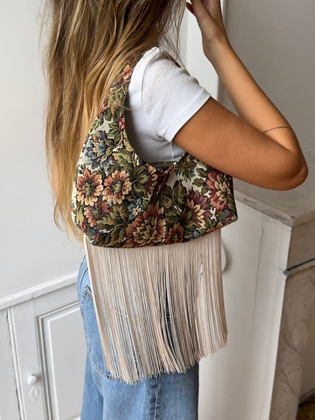Sac upcyclé à fleurs et franges