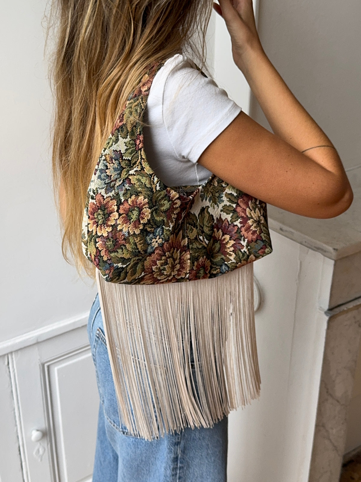Sac upcyclé à fleurs et franges