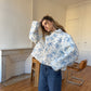 Veste upcyclée matelassée blanche à fleurs bleues