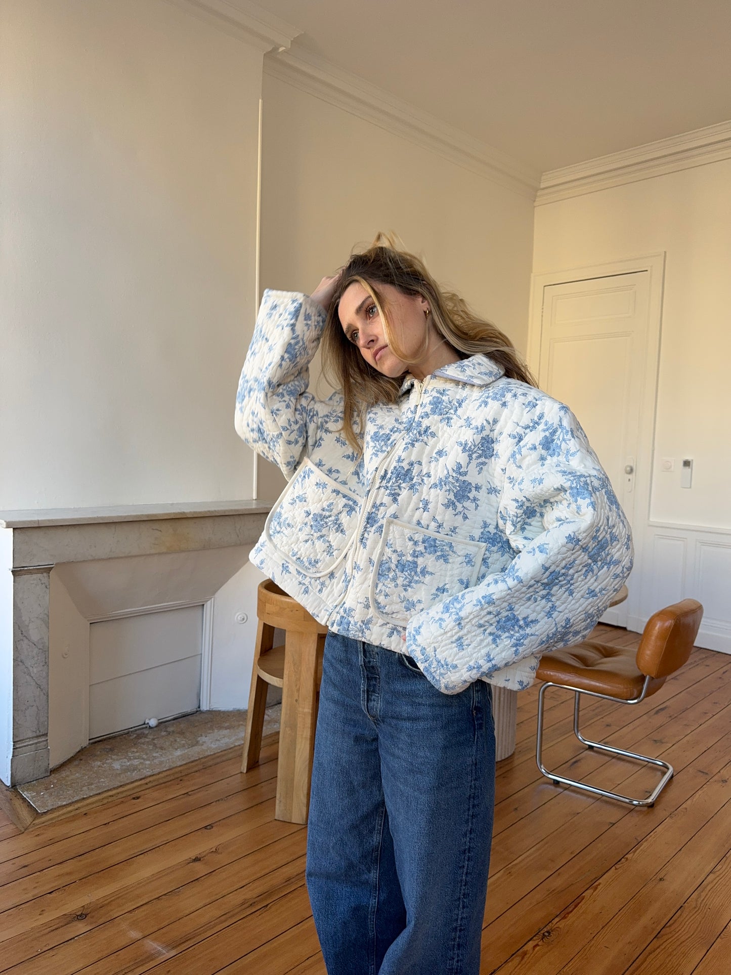 Veste upcyclée matelassée blanche à fleurs bleues