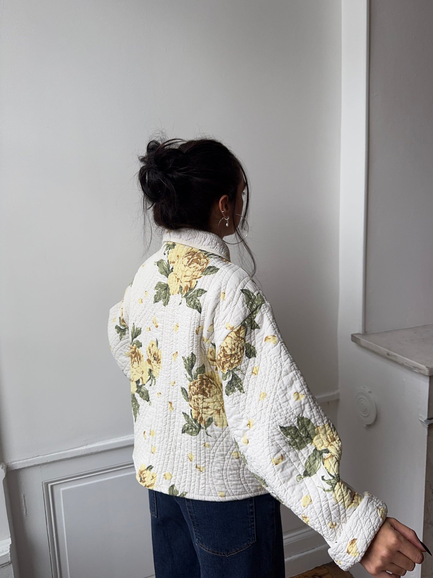 Veste upcyclée matelassée blanche à fleurs jaunes