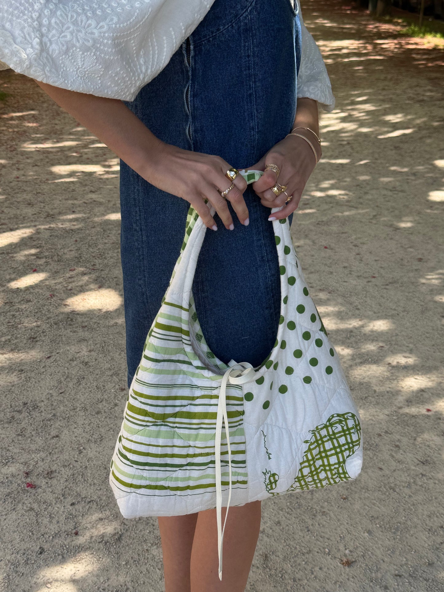 Sac upcyclé matelassé blanc à motifs verts