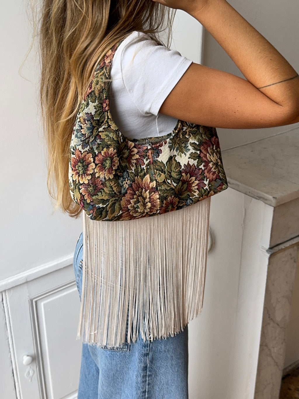 Sac upcyclé à fleurs et franges