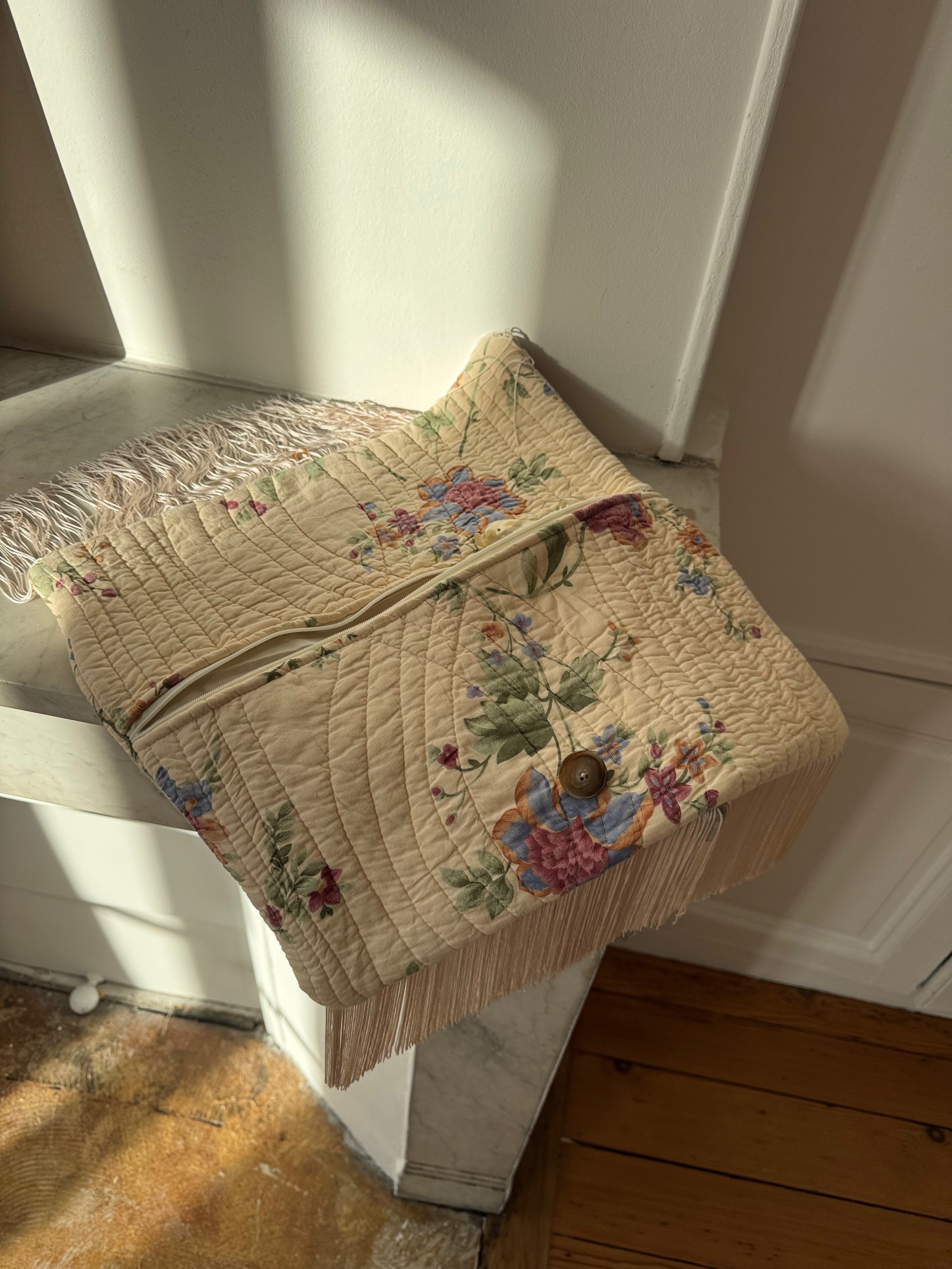 Grande pochette upcyclée matelassée crème et franges