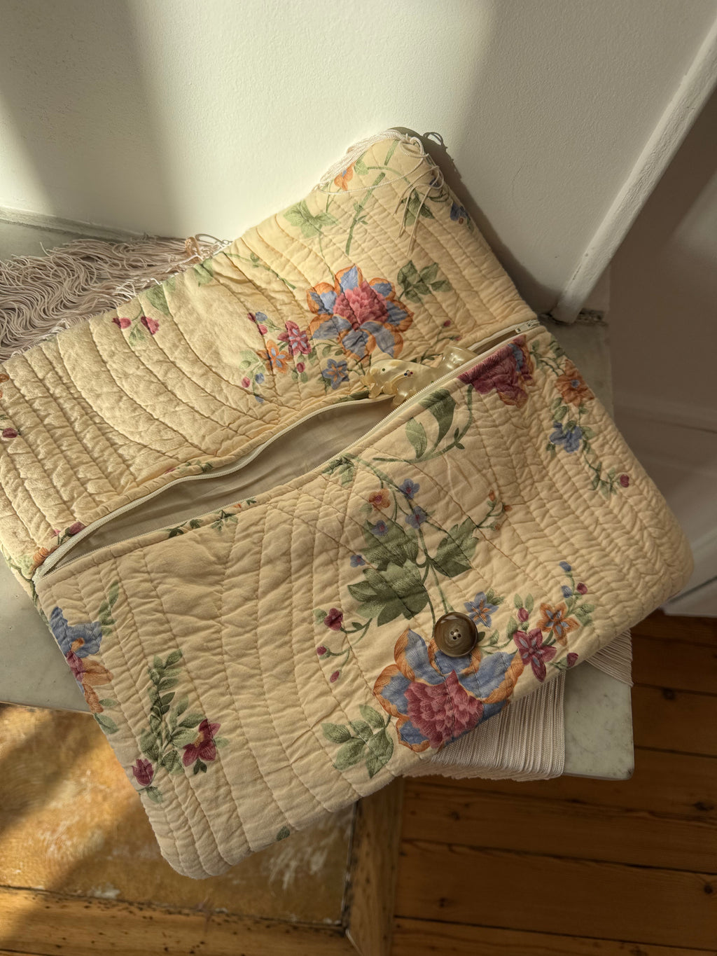 Grande pochette upcyclée matelassée crème et franges