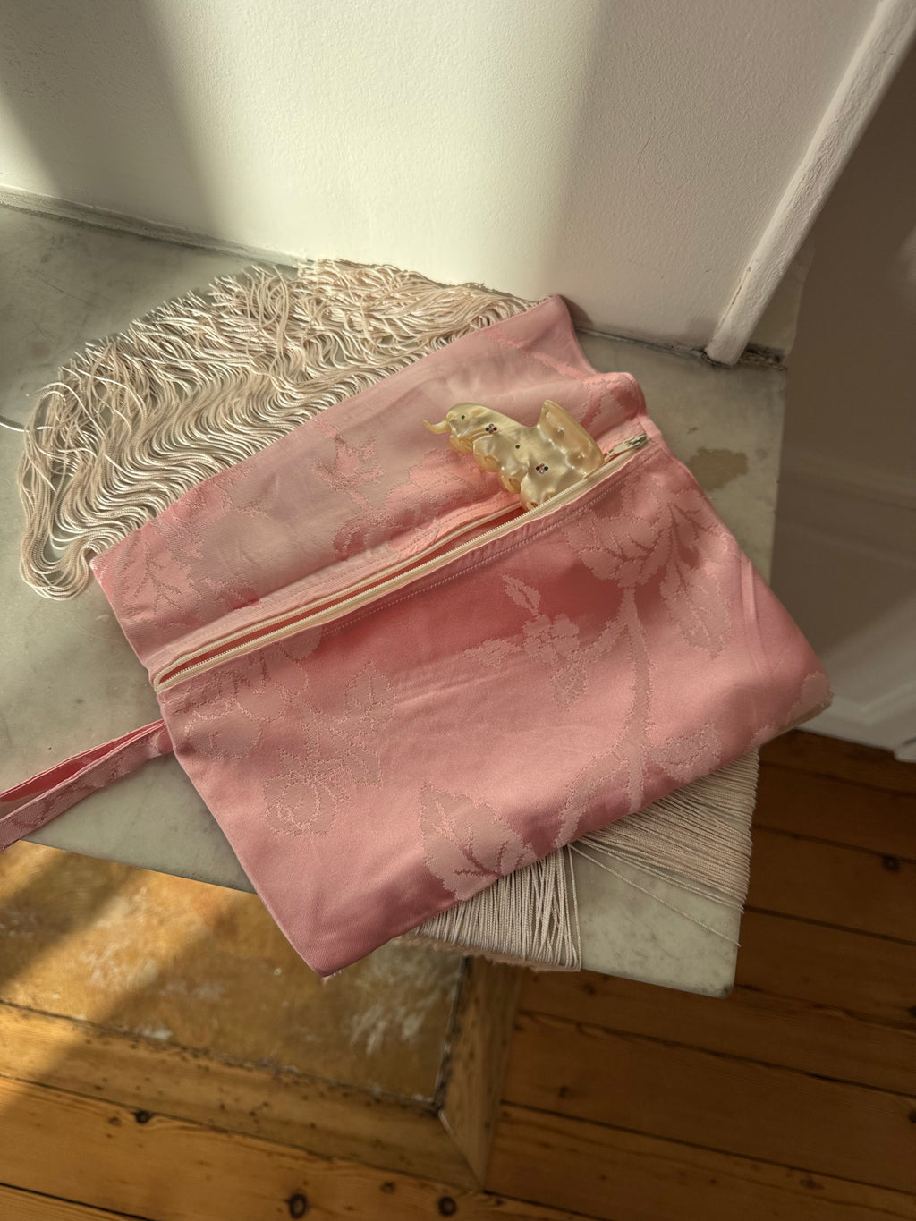 Pochette upcyclée satinée rose et franges