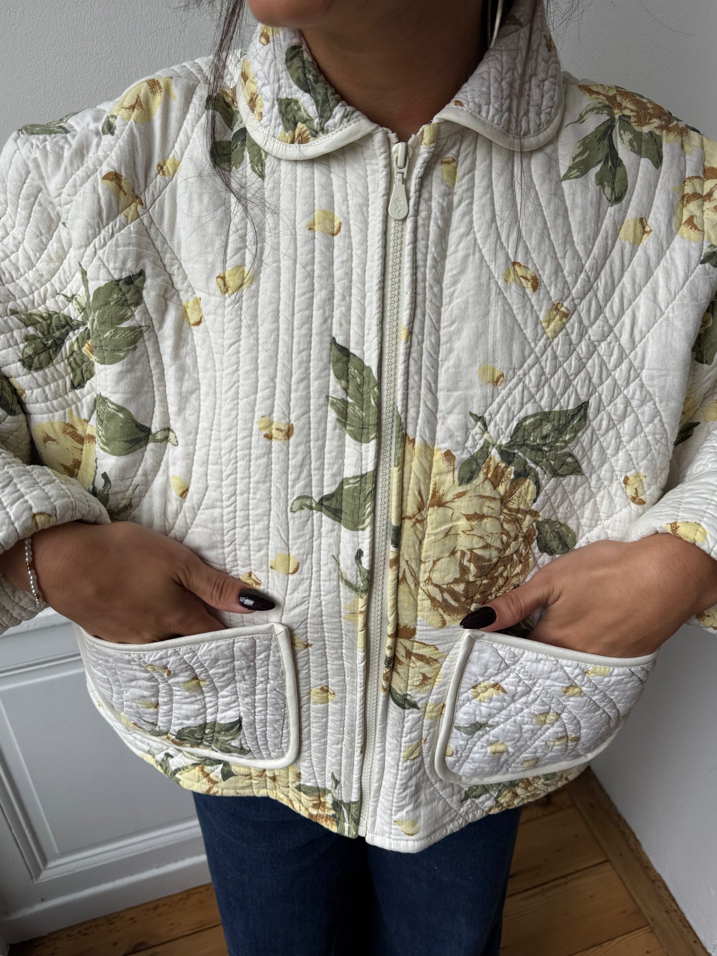 Veste upcyclée matelassée blanche à fleurs jaunes