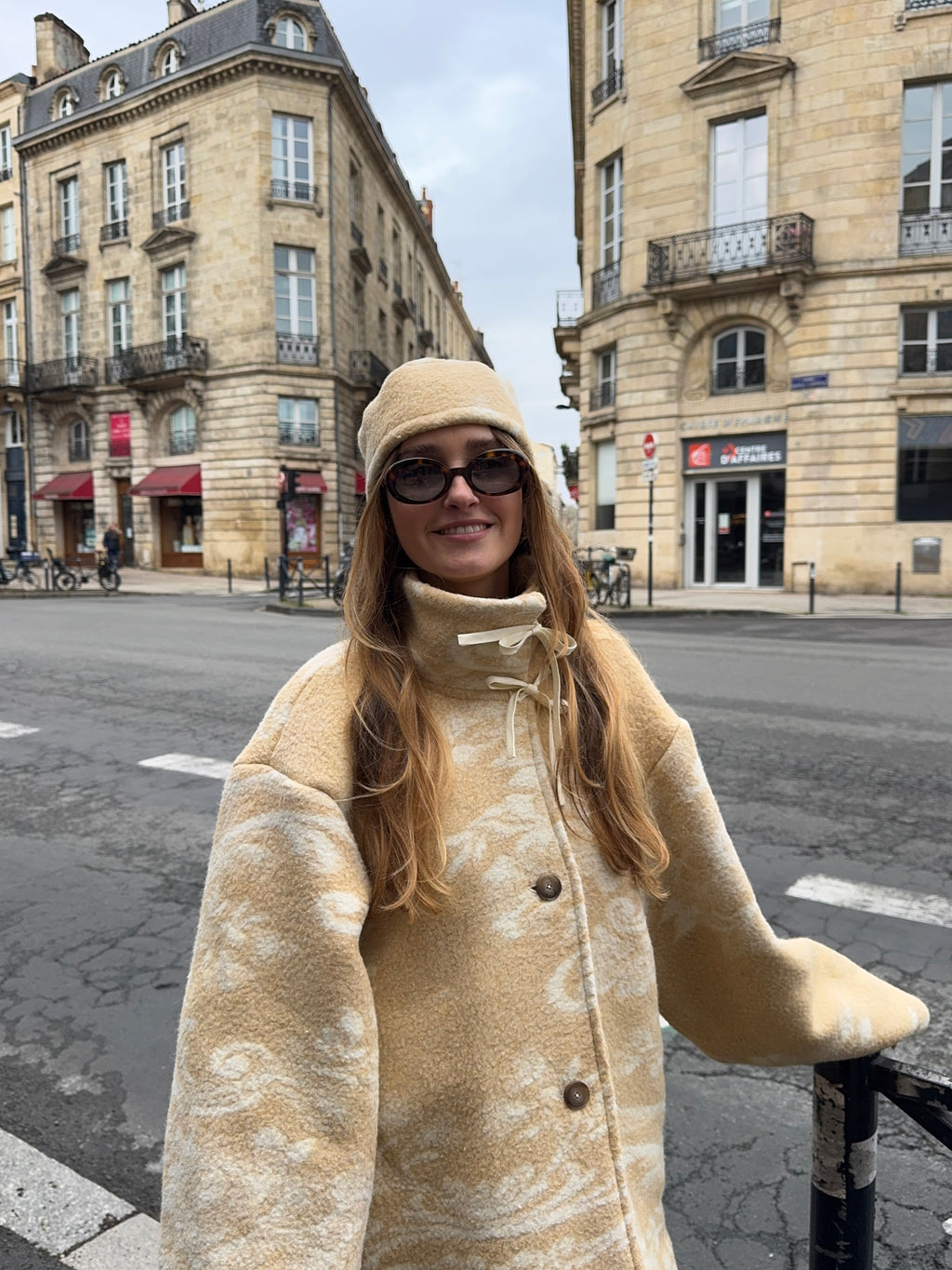 Chapeau upcyclé laine beige à motifs vintage