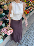 Top upcyclé dos nu satiné crème à motifs et perles vintage