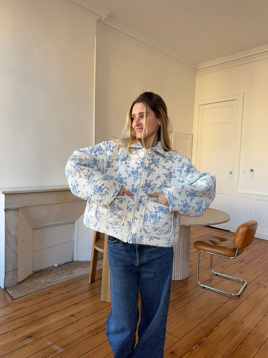 Veste upcyclée matelassée blanche à fleurs bleues