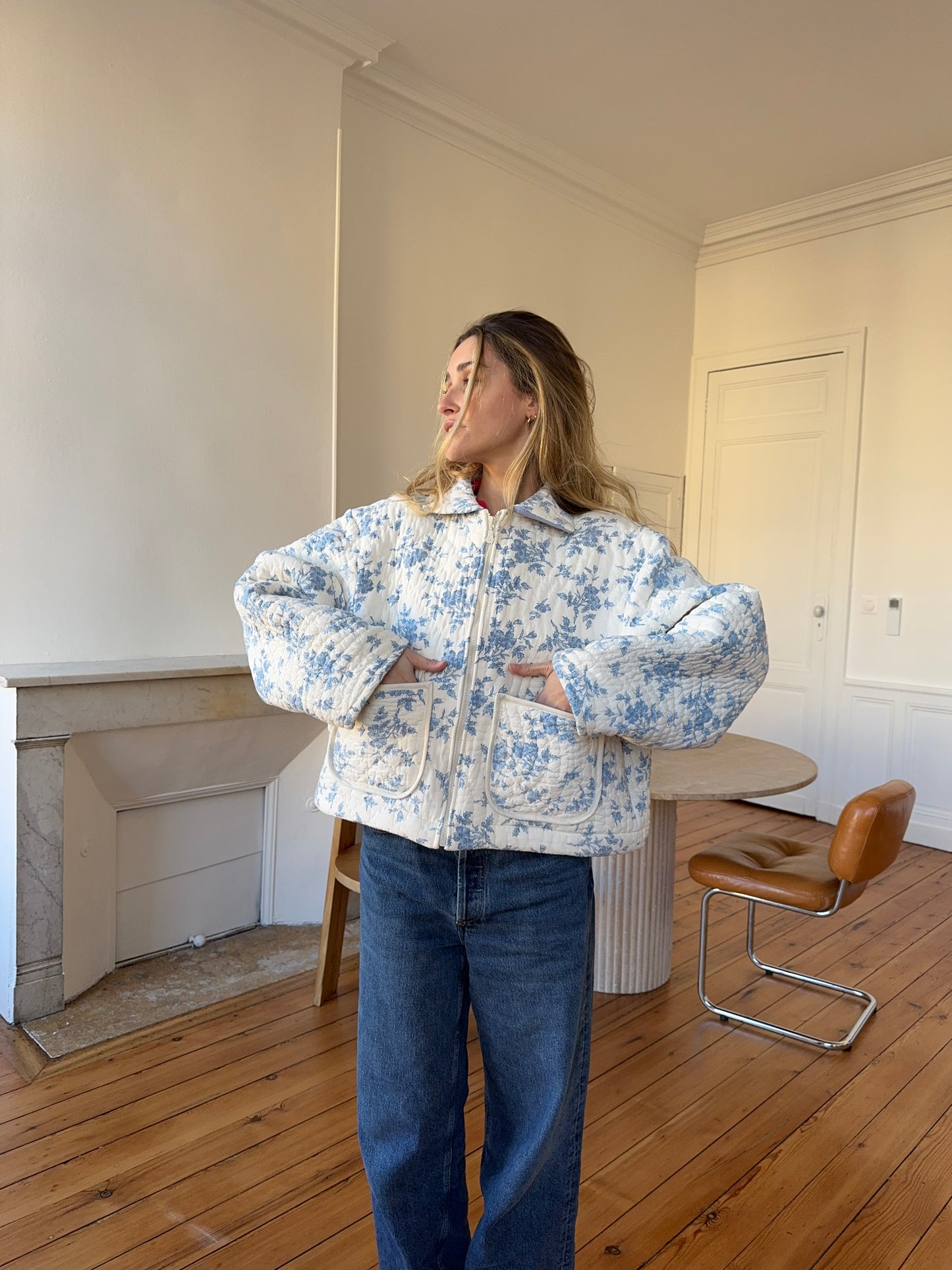 Veste upcyclée matelassée blanche à fleurs bleues