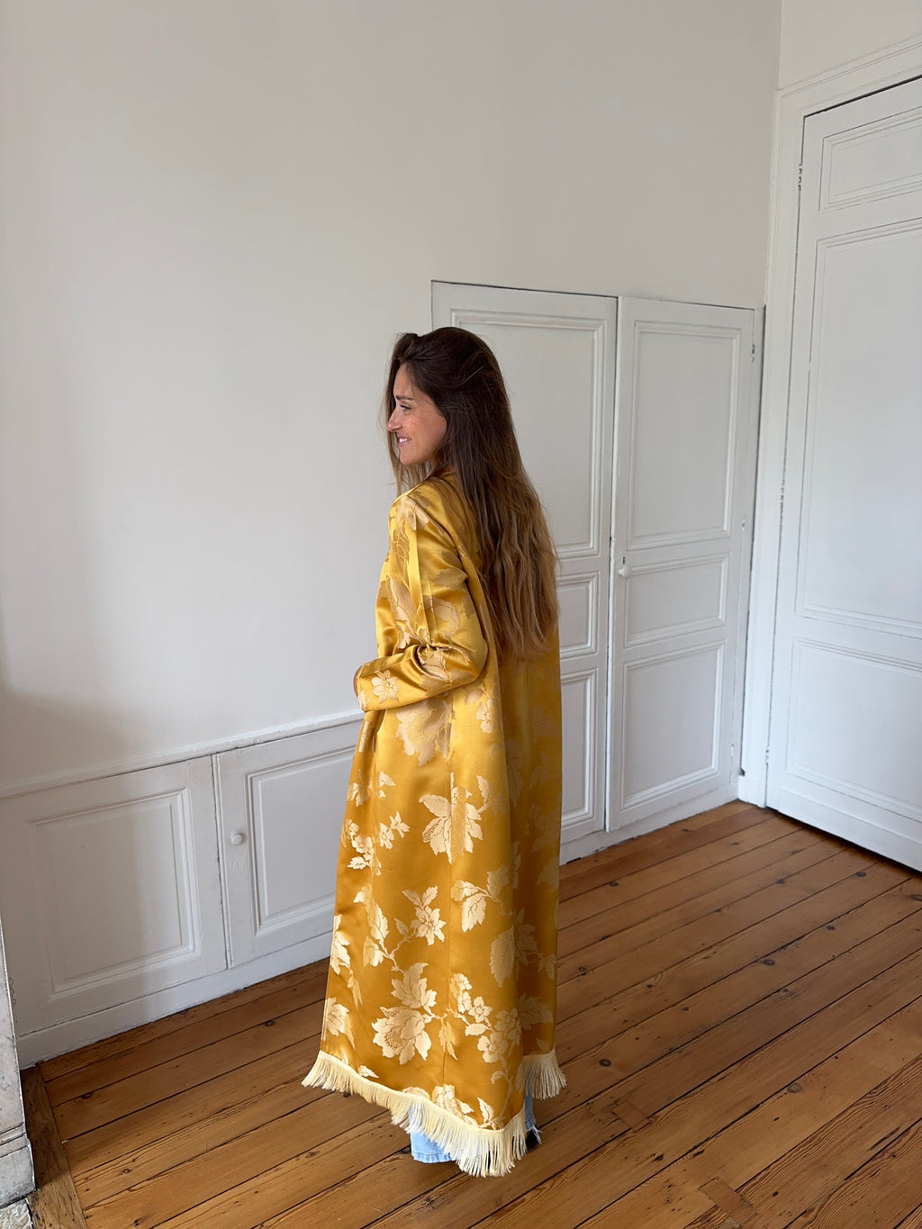 Veste longue upcyclée satinée dorée et franges - S