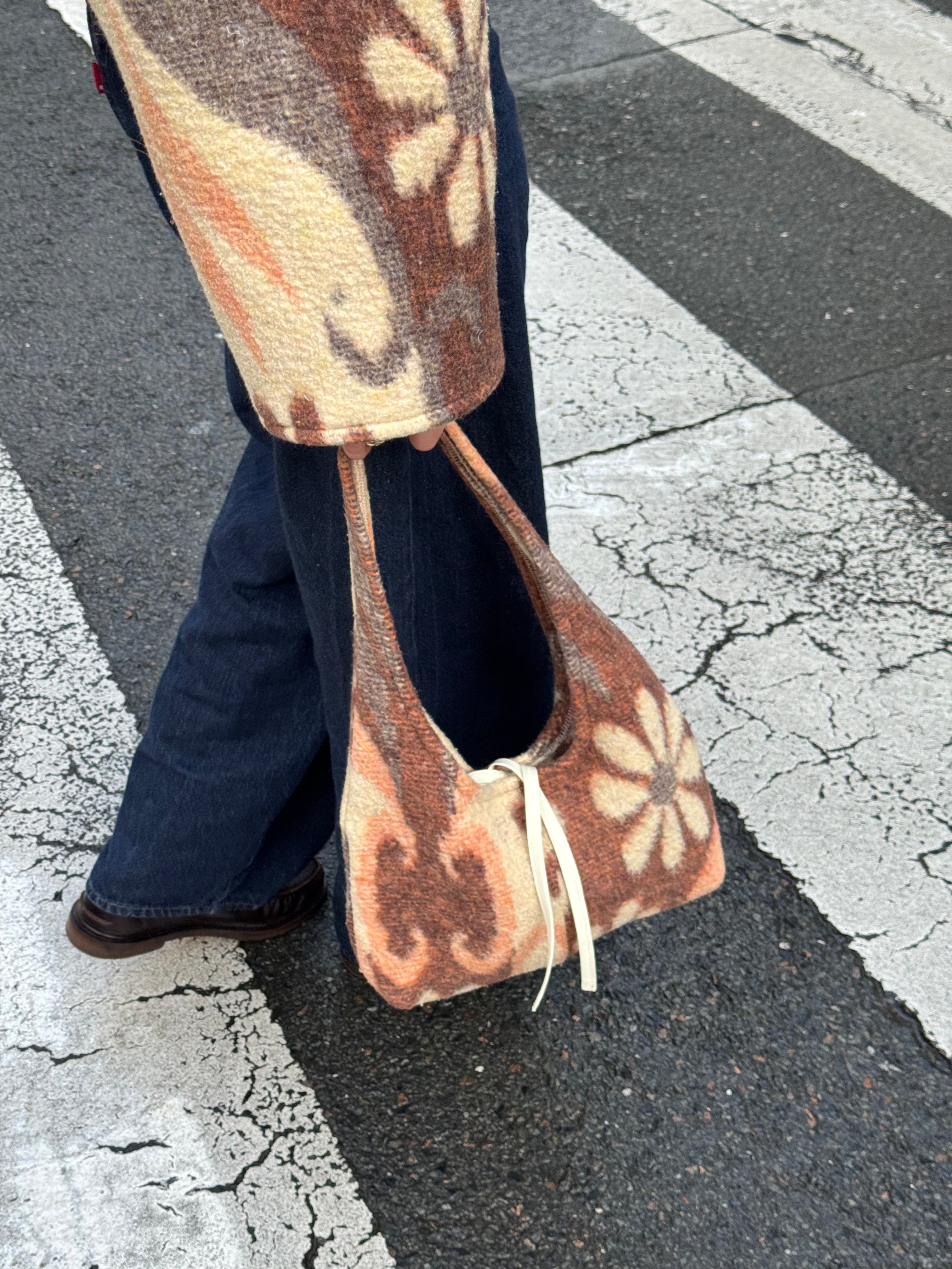 Sac upcyclé laine à motifs fleurs vintage - petit