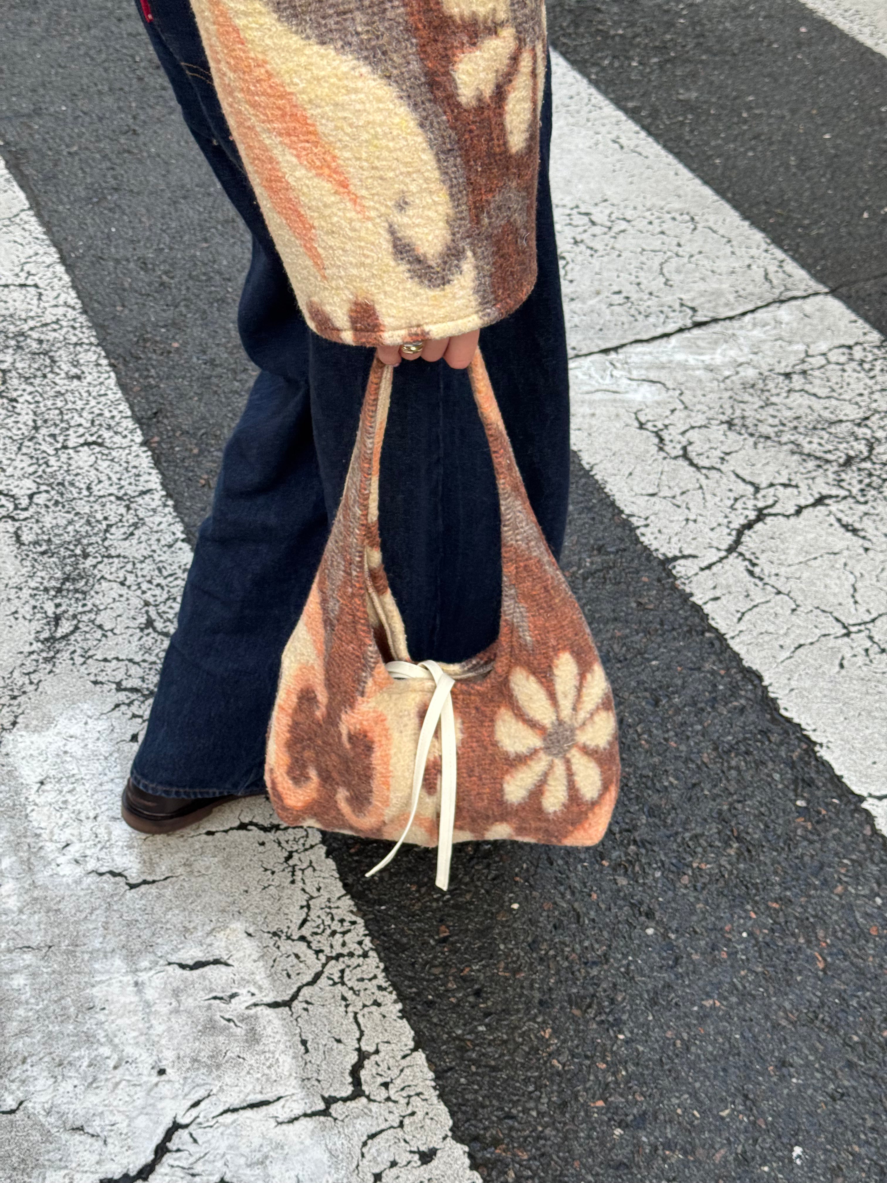 Sac upcyclé laine à motifs fleurs vintage - petit