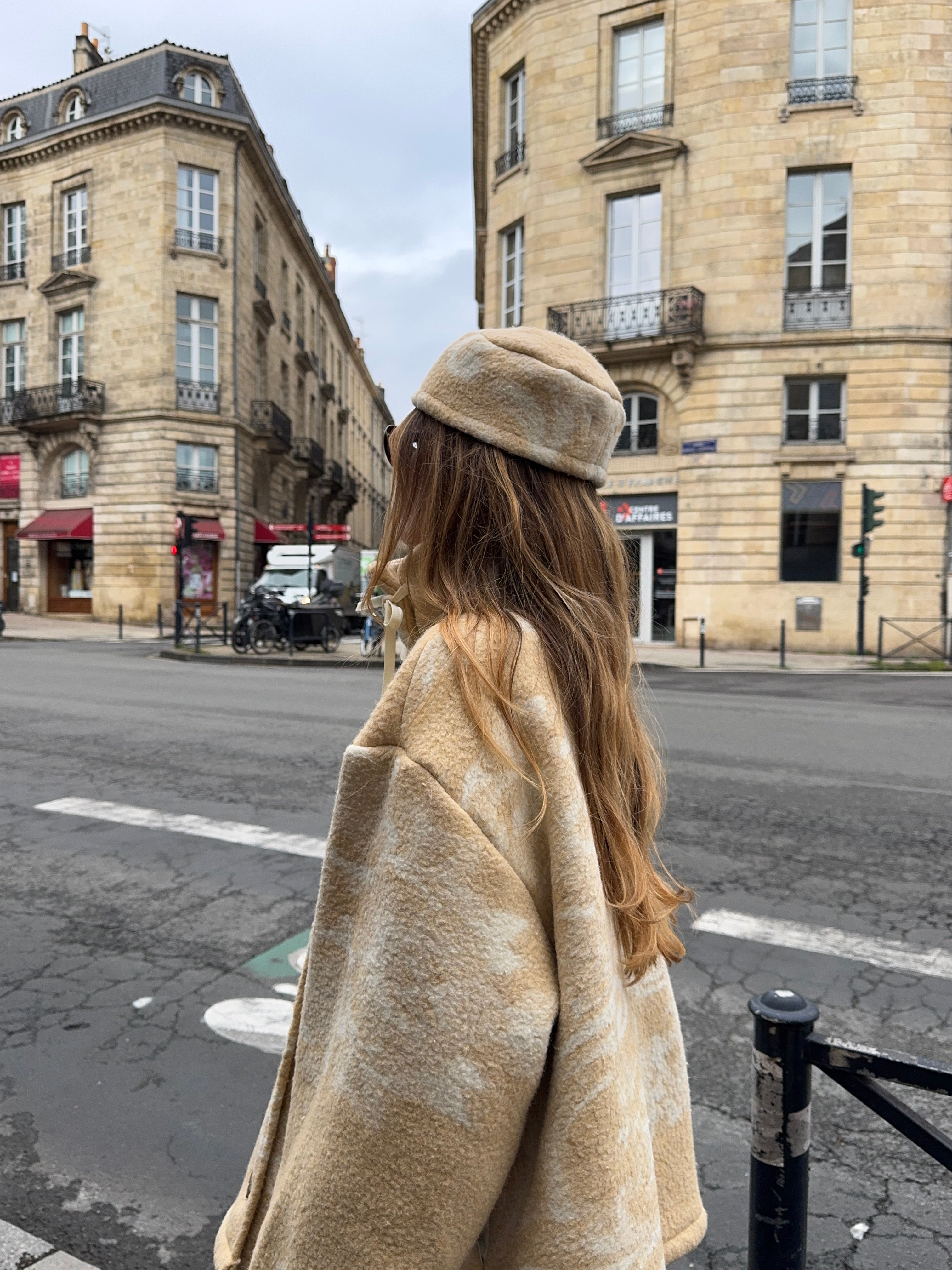 Chapeau upcyclé laine beige à motifs vintage