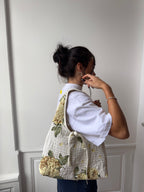 Sac upcyclé matelassé blanc à fleurs jaunes