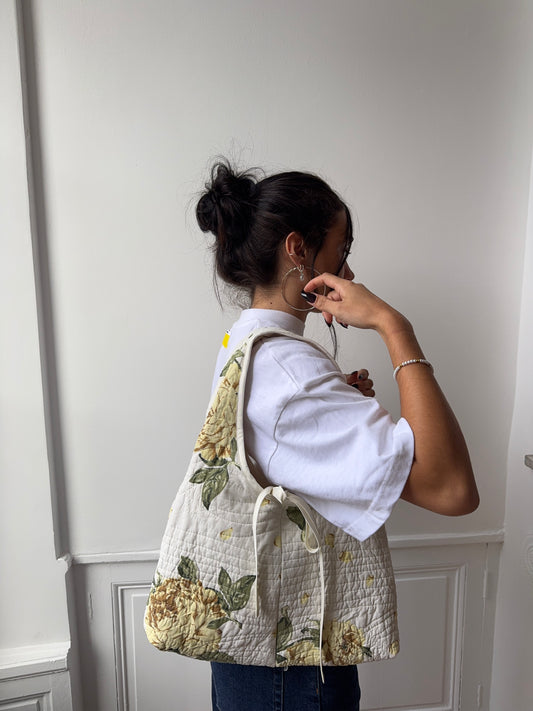 Sac upcyclé matelassé blanc à fleurs jaunes