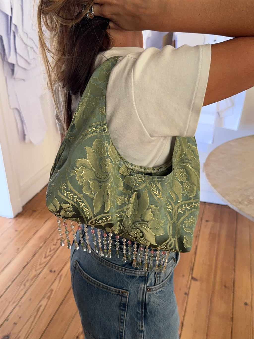 Sac upcyclé satiné vert d'eau à motifs et perles vintage - petit