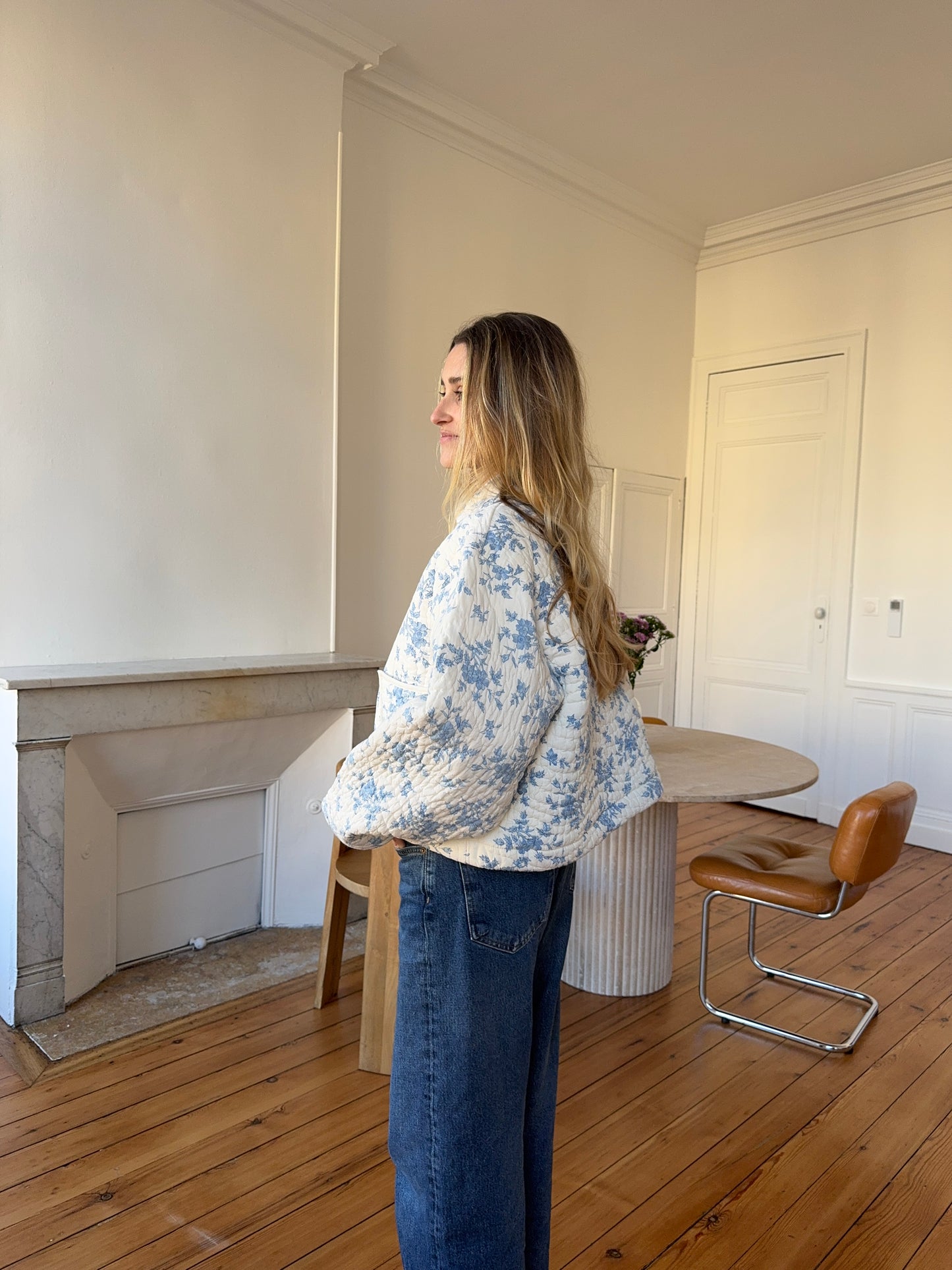 Veste upcyclée matelassée blanche à fleurs bleues