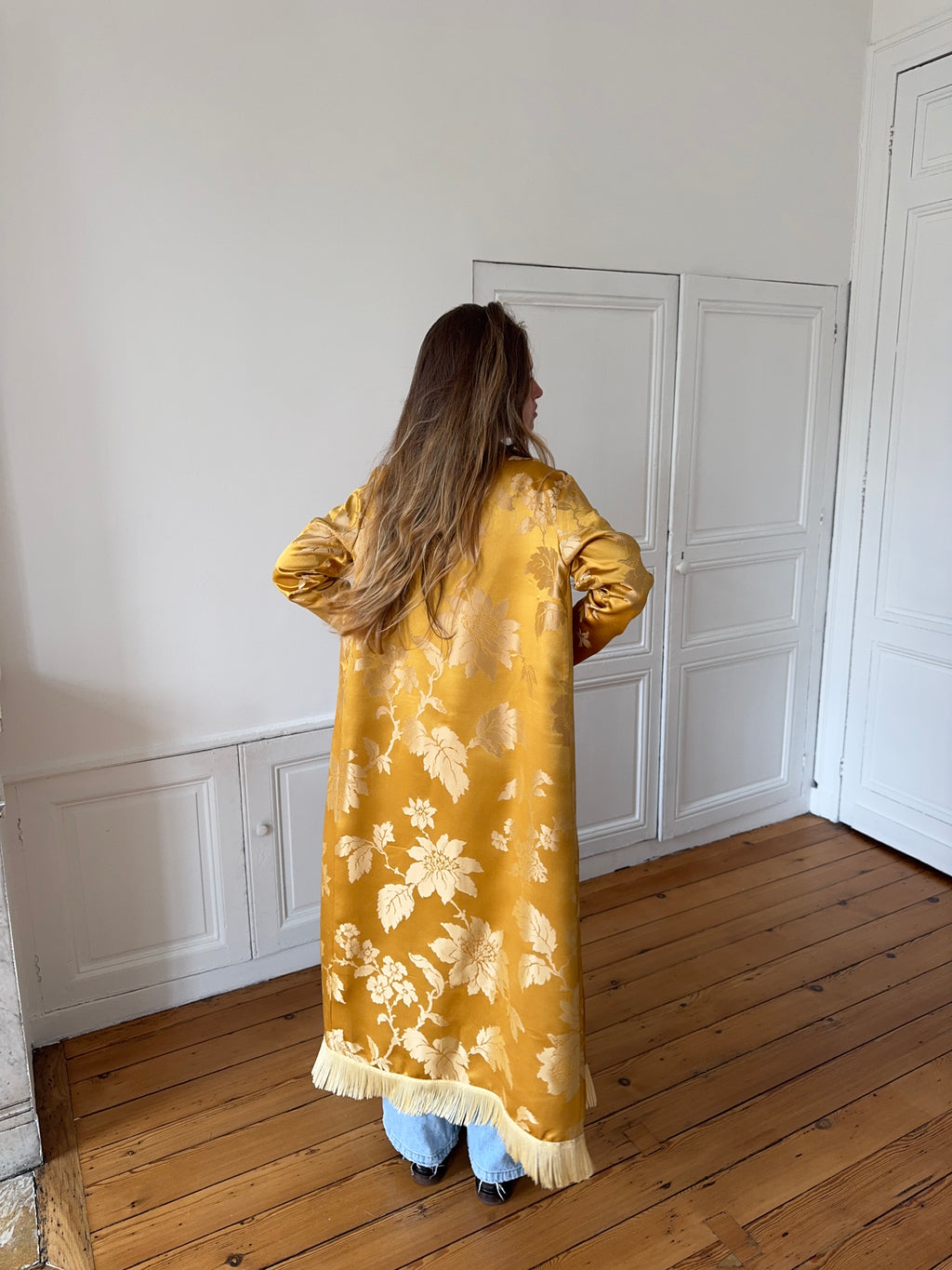 Veste longue upcyclée satinée dorée et franges - S