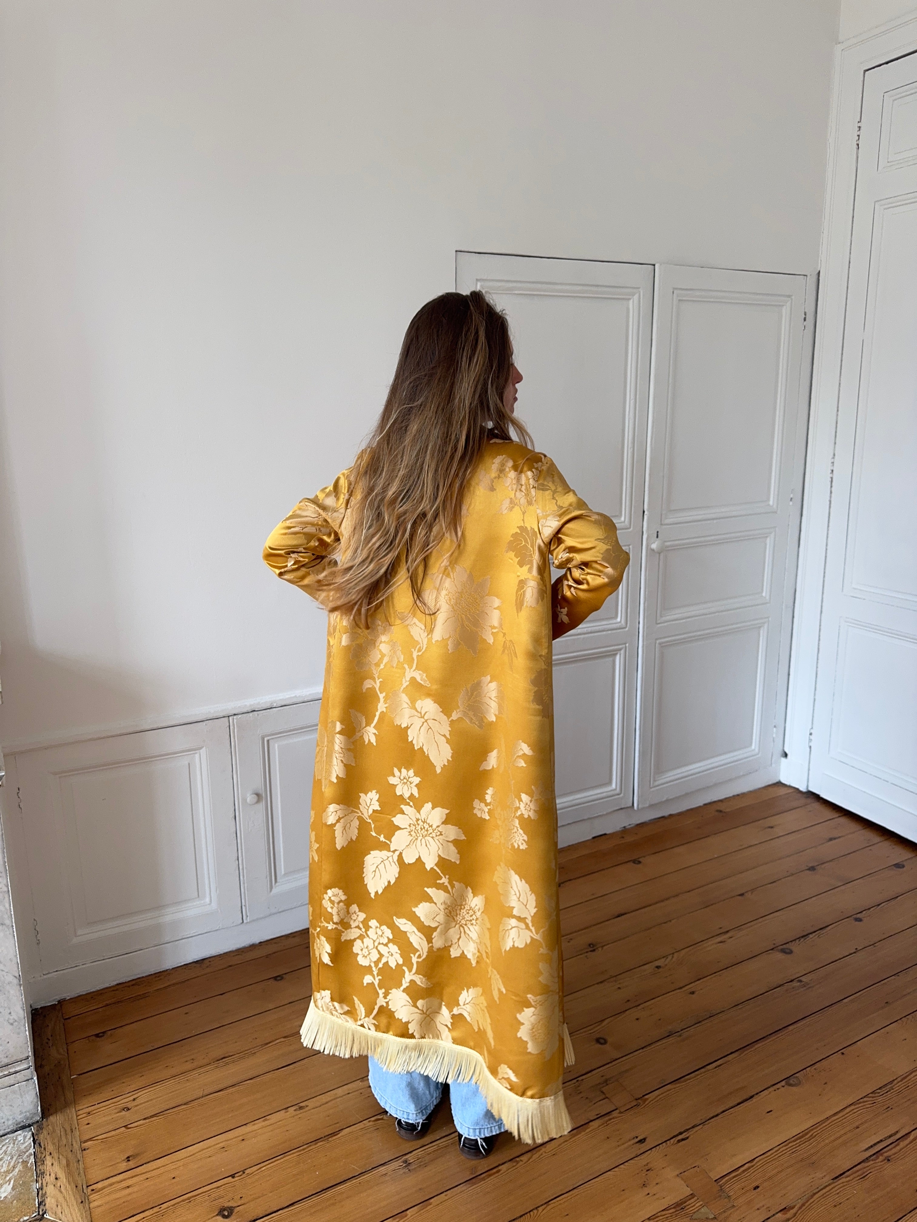 Veste longue upcyclée satinée dorée et franges - S