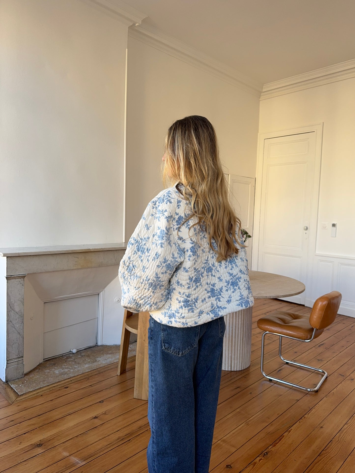 Veste upcyclée matelassée blanche à fleurs bleues