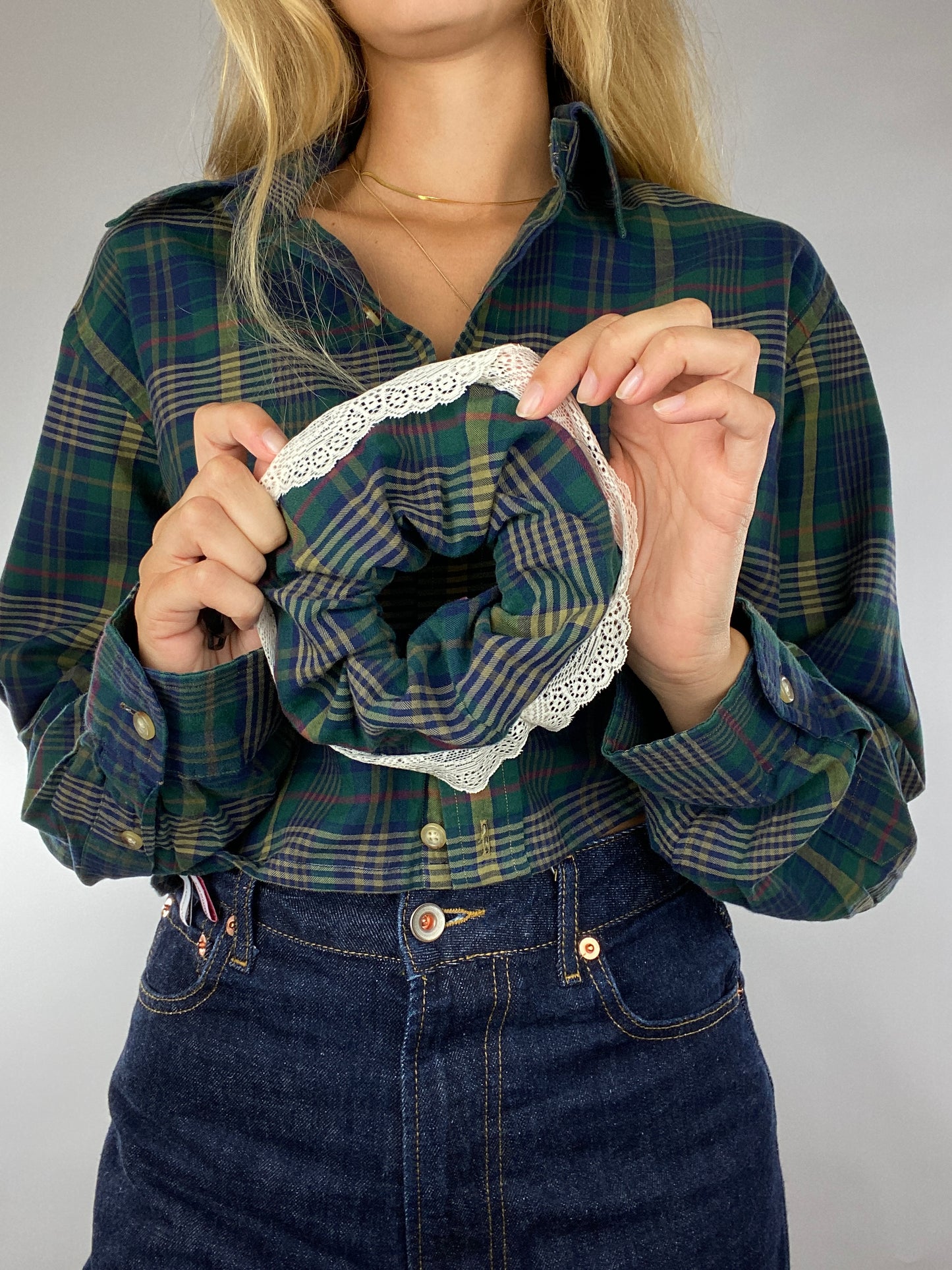 Chemise upcyclée à carreaux verts et bleus + chouchou