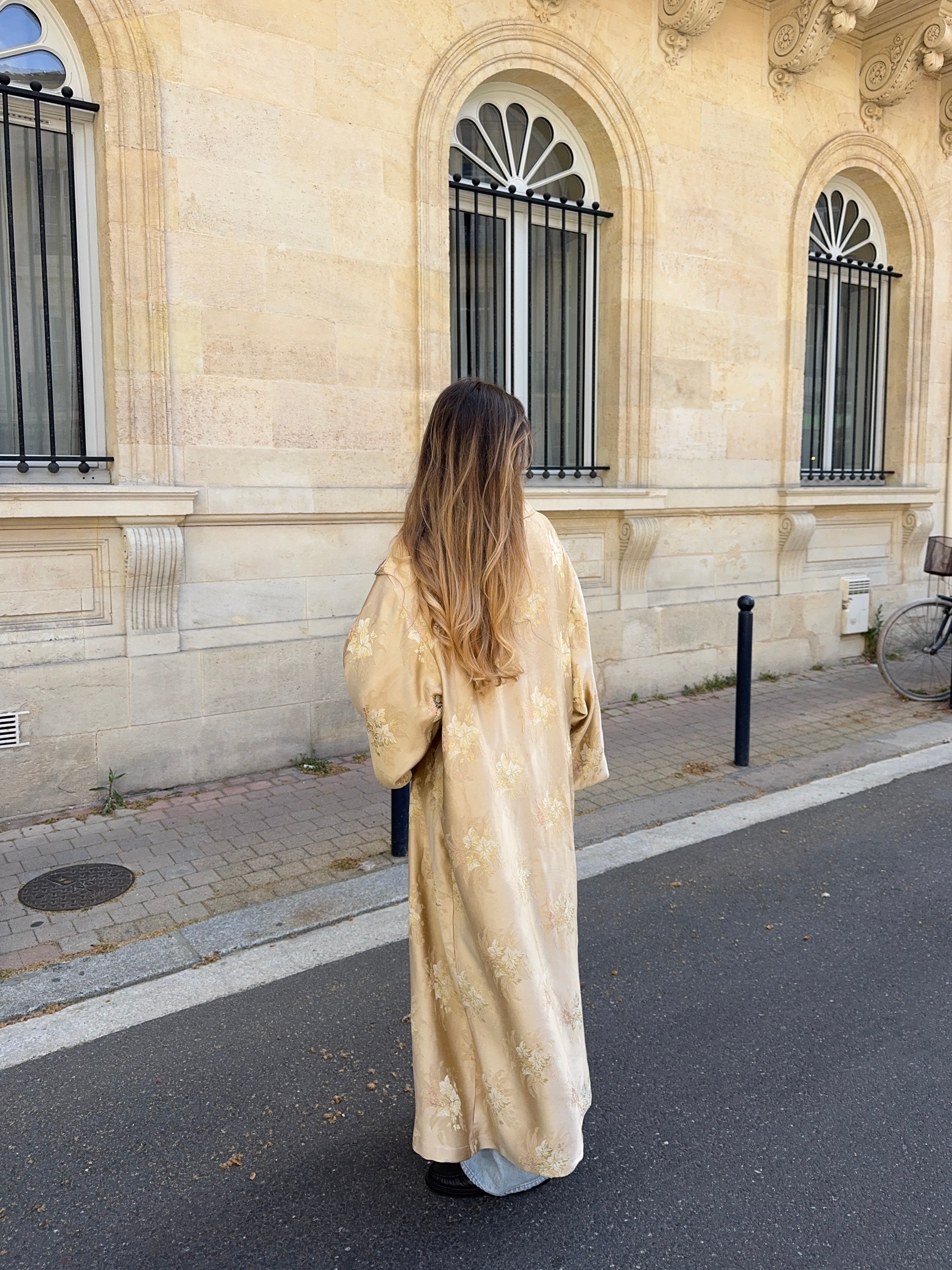 Manteau long upcyclé satiné doré à motifs vintage