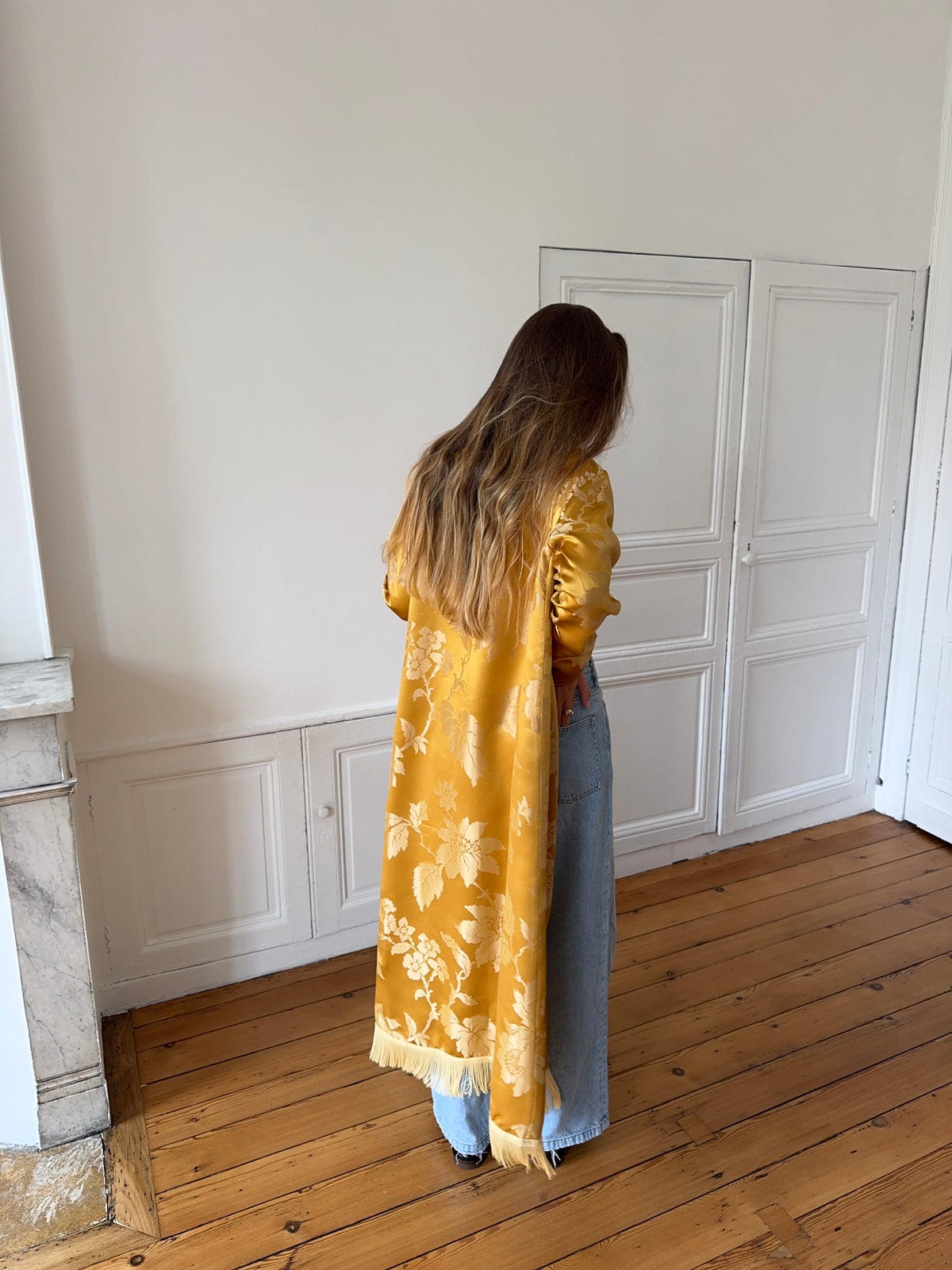 Veste longue upcyclée satinée dorée et franges - S