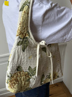 Sac upcyclé matelassé blanc à fleurs jaunes